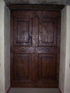 usa-de-intrare-medievala-lemn-masiv-rustic-antic-secXVII-mobila-usi-vintage